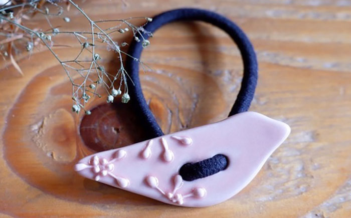 砥部焼 髪飾り(モモイロノトリ) 1点 / へアゴム ゴム 女性作家 鳥 桃色 ピンク ボタン おしゃれ かわいい 陶芸 手作り アクセサリー ハンドメイド / 愛媛県砥部町/工房釉瑠璃 [BJBM013]