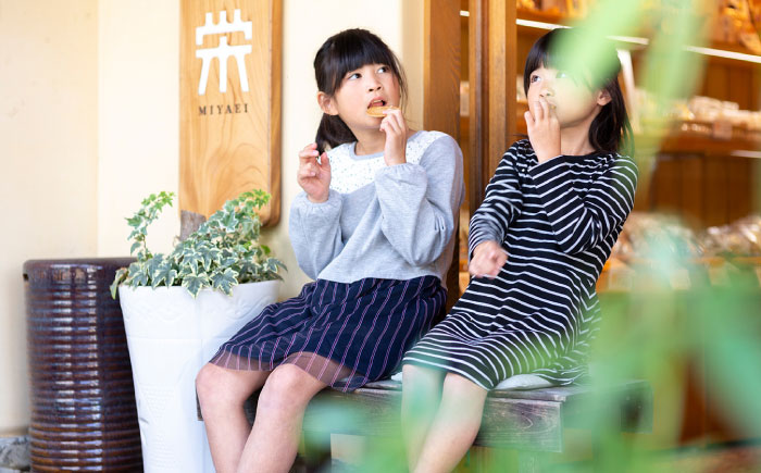 善蔵 玉子落花せん 大 140g×8袋セット ／ せんべい 煎餅 菓子 おかし 落花生 ハーブ 卵 小分け チャック式 四国 愛媛県 内子町 【宮栄商事有限会社】 [BKBM004]