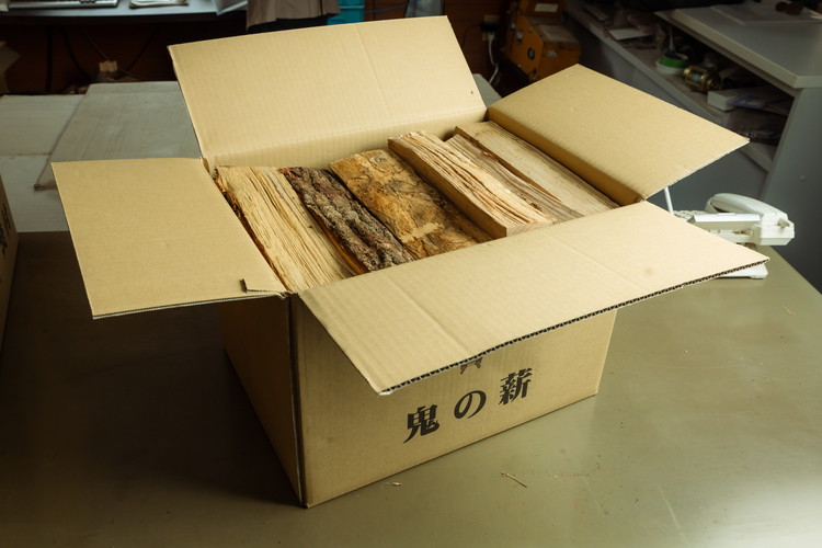 【定期便】鬼の薪(鬼北の広葉樹ミックス乾燥薪)3箱を3ヶ月連続でお届け！<薪 ストーブ 定期便 アウトドア キャンプ ピザ ボイラー 自然 火 炎 燃料 焚火 暖炉 窯焼き 四国薪販売 焚火 キャンプファイヤー 愛媛県 鬼北町>　※離島への配送不可