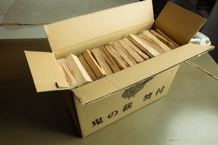 鬼の薪（鬼北の広葉樹ミックス焚付薪）2箱<薪 ストーブ アウトドア キャンプ ピザ ボイラー 自然 火 炎 燃料 焚火 暖炉 窯焼き 四国薪販売 焚火 キャンプファイヤー 愛媛県 鬼北町>　※離島への配送不可