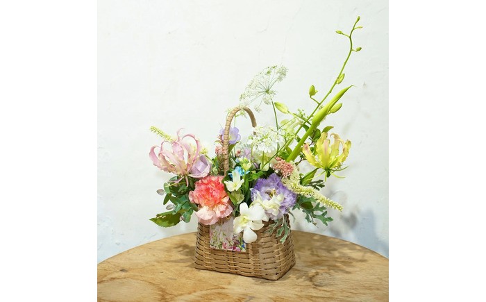 【3回定期便】季節の生花バスケットフラワーM / お花 フラワー アレンジメント バスケットフラワー そのまま飾れる 作家 手作り カゴバッグ 旬の生花 定期便 ナチュラル インテリア お祝い 高知市【株式会社tomoni】 [ATCG053]