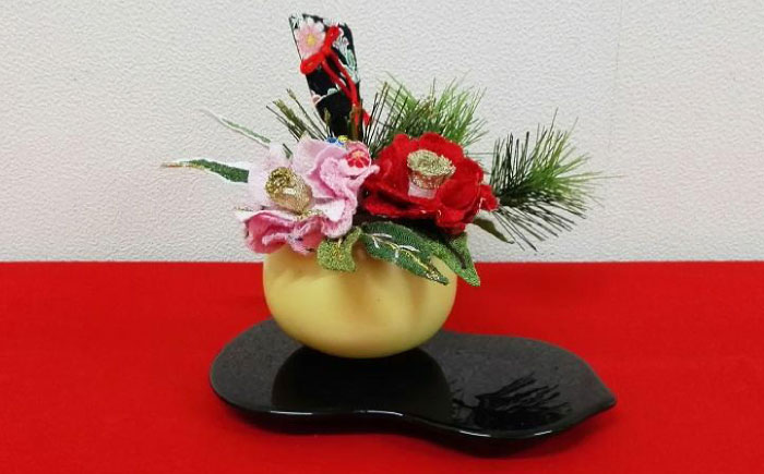 【迎春花飾り】姫椿　トレー・赤クロス・羽子板付き　らんまん 花 雑貨 造花 インテリア お祝い ギフト 贈答 人気 送料無料 高知市 【花工房美呂】 [ATCO028]