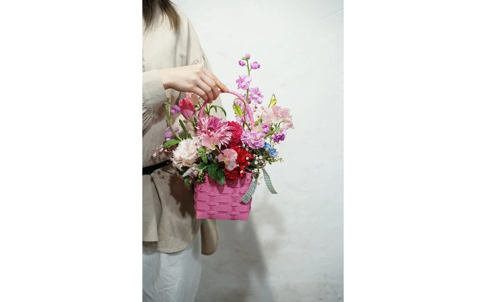 【6回定期便】季節の生花カラーバスケットフラワーS / お花 フラワー ミニサイズ アレンジメント カラーバスケット おしゃれ インテリア 省スペース プチギフト おまかせ 手作り 雑貨 季節の便り 初心者 高知【株式会社tomoni】 [ATCG057]