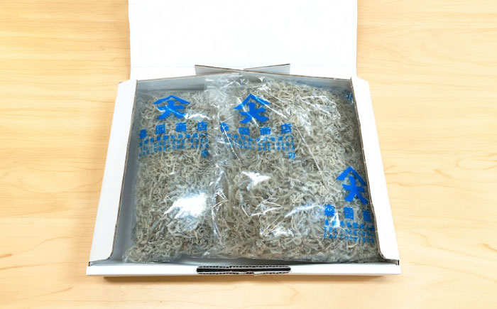 ちりめんじゃこ (上干) 約600g (約300g×2袋) 鮮度日本一を目指します！浜で瞬時に釜揚げ 【グレイジア株式会社】 [ATAC425]