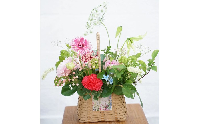 【12回定期便】季節の生花バスケットフラワーM / お花 フラワー アレンジメント バスケットフラワー そのまま飾れる 作家 手作り カゴバッグ 旬の生花 定期便 ナチュラル インテリア お祝い 高知市【株式会社tomoni】 [ATCG055]