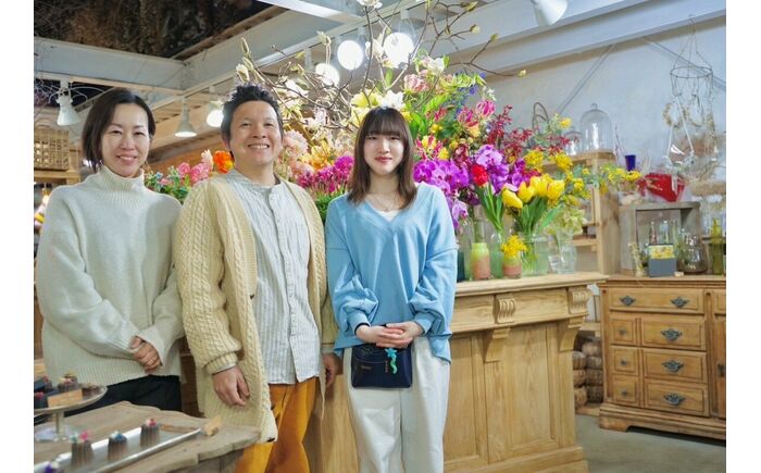 【6回定期便】季節の生花バスケットフラワーM / お花 フラワー アレンジメント バスケットフラワー そのまま飾れる 作家 手作り カゴバッグ 旬の生花 定期便 ナチュラル インテリア お祝い 高知市【株式会社tomoni】 [ATCG054]