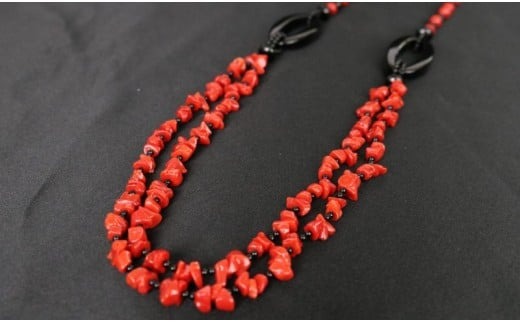 赤珊瑚とオニキスのロングデザインネックレス アクセサリー ネックレス ジュエリー 珊瑚