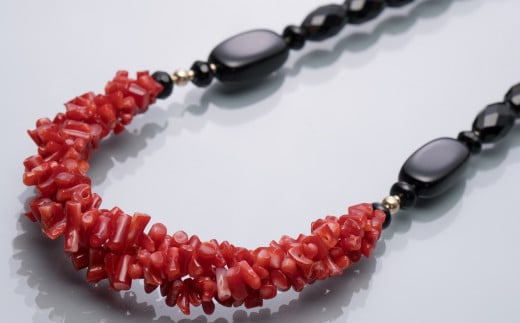 赤サンゴ・オニキスのデザインネックレス【天然宝石サンゴ】