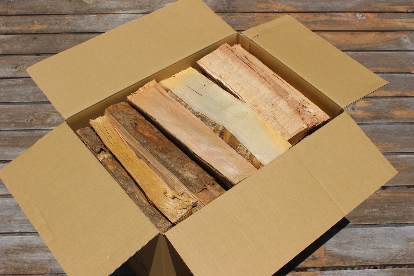 黒潮薪 1箱 約17kg アウトドア キャンプ まき 薪 焚き火 たき火 木 広葉樹 ストーブ 暖炉 バーベキュー 木材 シイ カシ 冬 国産 備蓄 災害備品 防災 備蓄用 高知県 安芸市