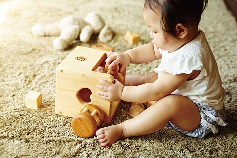 【木のおもちゃ】赤ちゃんの宝石箱(お月さま・箱入り) 名入れ可能