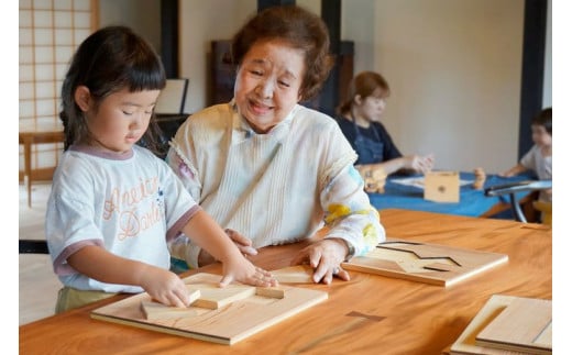 木のおもちゃ パズル ヒノキのタングラム + パズル土台 全種 セット 山のくじら舎 木製 木 おもちゃ 知育玩具 男の子 女の子 ギフト プレゼント 贈り物 贈答 お祝い 出産祝い 誕生日祝い 日本製 手作り てづくり 高知県 国産 ヒノキ 図形パズル タングラム 頭の体操 指先トレーニング シニア おじいちゃん おばあちゃん 孫 ガイドブック付き 1セット 7個 7種 安芸市 高知県
