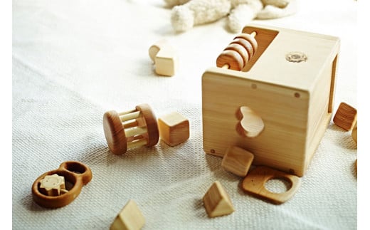 木のおもちゃ 赤ちゃんの宝石箱 おひさま 箱入り