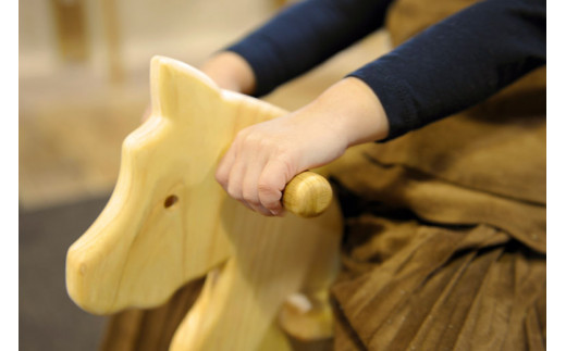 木のおもちゃ ハイヨーもくば 木馬 木製 知育玩具 男の子 女の子 ギフト プレゼント 贈り物 出産祝い 誕生日祝い 日本製 手作り 受注生産品 名入れ可能 山のくじら舎 1.5歳 バランス感覚 想像力 ヒノキ 植物性オイル 安全 W700mm D230mm H420mm 耐荷重 50kg 乗用玩具 インテリア 天然素材 エコ 国産 職人 手仕事 伝統工芸 木工 デザイン 安芸市 高知県