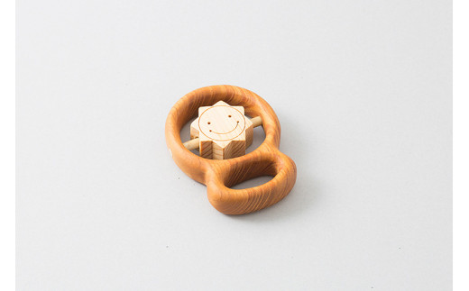 木のおもちゃ カタカタ（ おひさま ）お日さま 太陽 木製 木 おもちゃ 知育玩具 赤ちゃん ベビー 男の子 女の子 ギフト プレゼント 贈り物 出産祝い 誕生日祝い 日本製 手作り のし 熨斗 受注生産 山のくじら舎 セット内容：カタカタ1個／巾着袋1枚 ヒノキ・サクラ 0歳 五感 はじめて 人気 クルクル 音 触る 動かす 植物性オイル 安全 巾着袋付き にこにこ笑顔 安芸市 高知県
