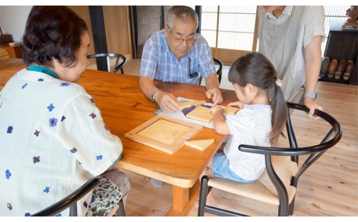 木のおもちゃ パズル ヒノキのタングラム 山のくじら舎 木製 木 おもちゃ 知育玩具 男の子 女の子 ギフト プレゼント 贈り物 贈答 お祝い 出産祝い 誕生日祝い 手作り てづくり 高知県 国産 ヒノキ 図形 シルエット 頭の体操 指先トレーニング 五感 香り 手触り 家族 シニア おじいちゃん おばあちゃん 孫 7個 土台 1個 ガイドブック 1冊 安芸市 高知県