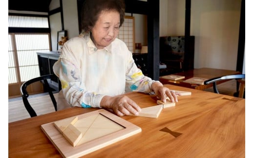 木のおもちゃ パズル ヒノキのタングラム + パズル土台 全種 セット 山のくじら舎 木製 木 おもちゃ 知育玩具 男の子 女の子 ギフト プレゼント 贈り物 贈答 お祝い 出産祝い 誕生日祝い 日本製 手作り てづくり 高知県 国産 ヒノキ 図形パズル タングラム 頭の体操 指先トレーニング シニア おじいちゃん おばあちゃん 孫 ガイドブック付き 1セット 7個 7種 安芸市 高知県
