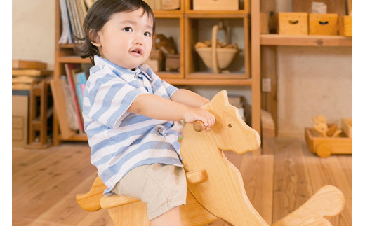 木のおもちゃ ハイヨーもくば 木馬 木製 知育玩具 男の子 女の子 ギフト プレゼント 贈り物 出産祝い 誕生日祝い 日本製 手作り 受注生産品 名入れ可能 山のくじら舎 1.5歳 バランス感覚 想像力 ヒノキ 植物性オイル 安全 W700mm D230mm H420mm 耐荷重 50kg 乗用玩具 インテリア 天然素材 エコ 国産 職人 手仕事 伝統工芸 木工 デザイン 安芸市 高知県