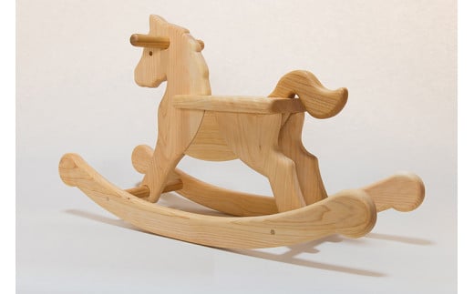 木のおもちゃ ハイヨーもくば 木馬 木製 知育玩具 男の子 女の子 ギフト プレゼント 贈り物 出産祝い 誕生日祝い 日本製 手作り 受注生産品 名入れ可能 山のくじら舎 1.5歳 バランス感覚 想像力 ヒノキ 植物性オイル 安全 W700mm D230mm H420mm 耐荷重 50kg 乗用玩具 インテリア 天然素材 エコ 国産 職人 手仕事 伝統工芸 木工 デザイン 安芸市 高知県