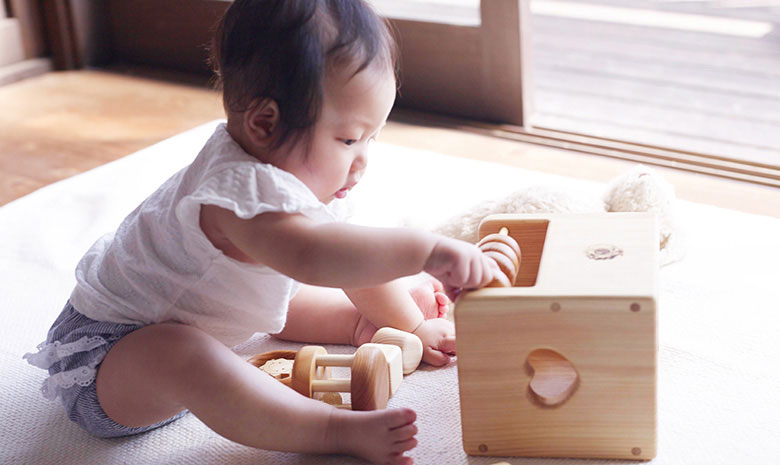 【木のおもちゃ】赤ちゃんの宝石箱(おひさま・箱入り) 名入れ可能