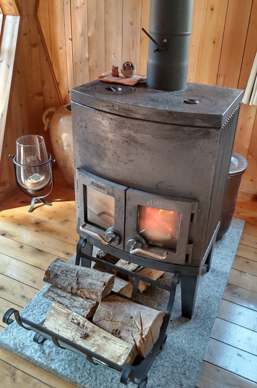 黒潮薪 1箱 約17kg アウトドア キャンプ まき 薪 焚き火 たき火 木 広葉樹 ストーブ 暖炉 バーベキュー 木材 シイ カシ 冬 国産 備蓄 災害備品 防災 備蓄用 高知県 安芸市