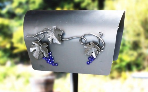 郵便 ポスト 鉄製 アイアンポスト 繁栄の青い葡萄 切り株台付き ネーム入り ハンドメイド 受注生産 オーダーメイド 新築祝い お祝い 贈り物 ON004