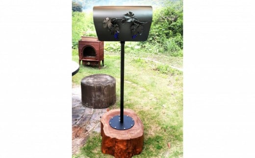 郵便 ポスト 鉄製 アイアンポスト 繁栄の青い葡萄 切り株台付き ネーム入り ハンドメイド 受注生産 オーダーメイド 新築祝い お祝い 贈り物 ON004