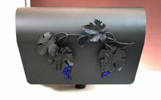 郵便 ポスト 鉄製 アイアンポスト 繁栄の青い葡萄 切り株台付き ネーム入り ハンドメイド 受注生産 オーダーメイド 新築祝い お祝い 贈り物 ON004