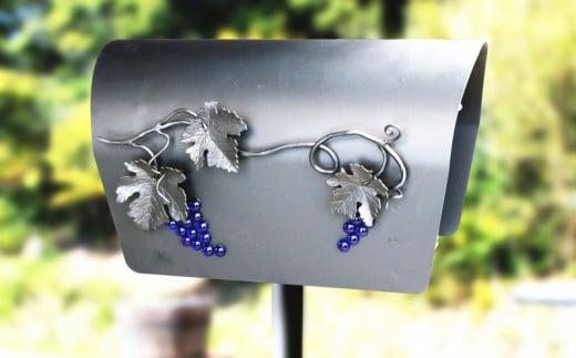 郵便 ポスト 鉄製 アイアンポスト 繁栄の青い葡萄 切り株台付き ネーム入り ハンドメイド 受注生産 オーダーメイド 新築祝い お祝い 贈り物 ON004