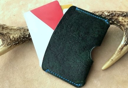 鹿革のカードケース -深緑-（シンプル小さめ）革小物 革製品 レザー ハンドメイド レザークラフト グリーン お洒落 おしゃれ 小物 定期入れ 免許証 ケース ギフト タンニン 鞣し【R00590】