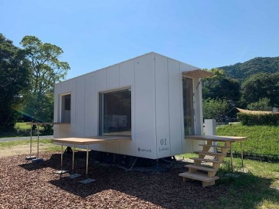 スノーピーク土佐清水キャンプフィールド宿泊券（1泊 大人2名）〜住箱フルパッケージプラン〜旅行券 トラベル 限定Tシャツ2枚＆  エコカップ2個の特典付【R00738】