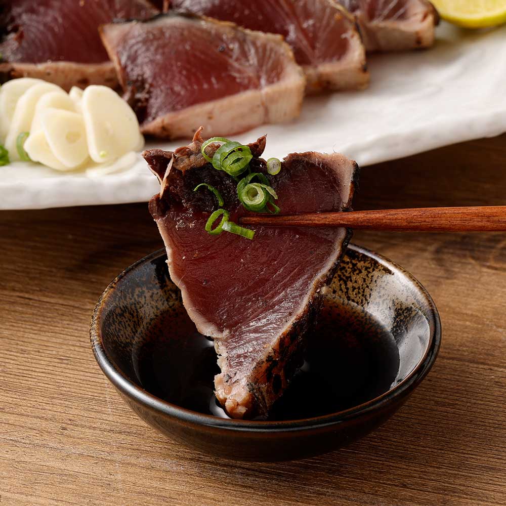 土佐の藁焼き 生カツオのたたき ２節（計約700g）漁師町伝統タレ・にんにく・ネギ付（大）鰹 かつお 刺身 タタキ おつまみ おかず 惣菜 新鮮 海鮮 魚介 真空【R00516】