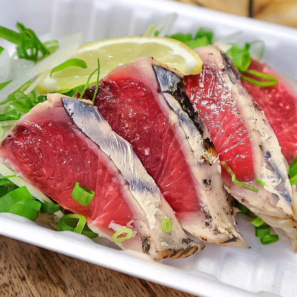 日戻りかつおのたたき 藁焼き 初鰹（2～3節 約900g）薬味３種・特製ぽん酢付 鰹 カツオ たたき 鰹のタタキ 高知 直送 刺身 お刺身 タタキ 高知 名物 本場 タタキ 魚 藁焼き ワラ焼き 冷凍配送【R01460】