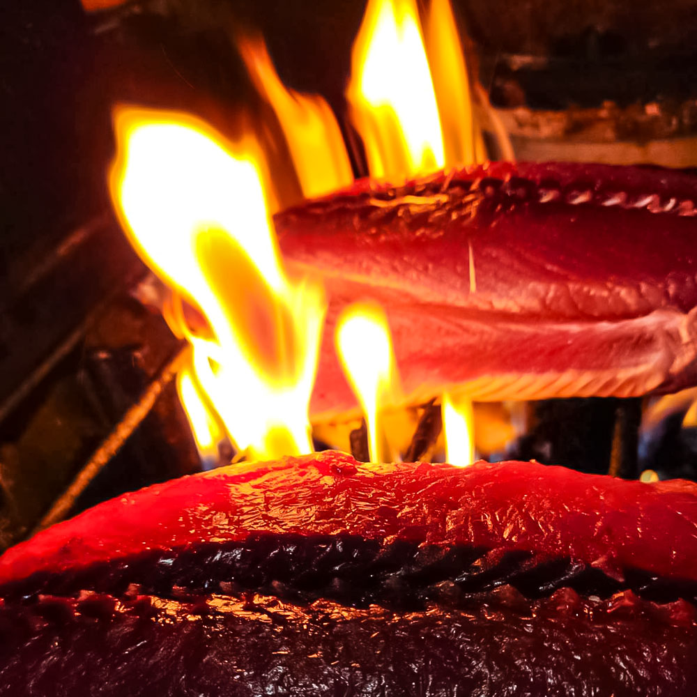 日戻りかつおのたたき 藁焼き 初鰹（2～3節 約900g）薬味３種・特製ぽん酢付 鰹 カツオ たたき 鰹のタタキ 高知 直送 刺身 お刺身 タタキ 高知 名物 本場 タタキ 魚 藁焼き ワラ焼き 冷凍配送【R01460】