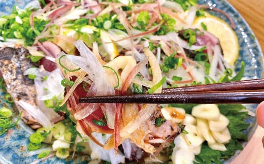 魚市場 の目利きが 厳選 本場 高知 の カツオのタタキ 約500g（ スライス済み タレ付き 血合い抜き ） 冷凍 海鮮 海の幸 魚 魚介 かつおのたたき かつお カツオ 鰹 たたき タタキ グルメ 新鮮 ごちそう 総菜 おかず 高知県 四万十市 四万十 しまんと 26-610