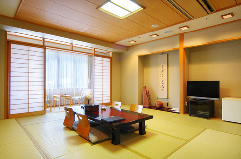 26-129．新ロイヤルホテル四万十に泊まる朝夕食付きプラン（3名1室）