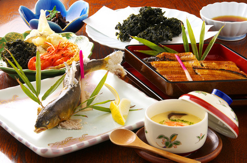 26-132．新ロイヤルホテル四万十に泊まる朝夕食付プラン（4名1室）