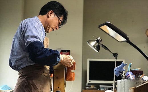 R5-714．スマートキーや名刺も収納できる・手縫いの本革「キーケース4連」【カラー：5色よりお選びください】