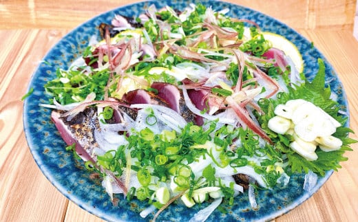 魚市場 の目利きが 厳選 本場 高知 の カツオのタタキ 約500g（ スライス済み タレ付き 血合い抜き ） 冷凍 海鮮 海の幸 魚 魚介 かつおのたたき かつお カツオ 鰹 たたき タタキ グルメ 新鮮 ごちそう 総菜 おかず 高知県 四万十市 四万十 しまんと 26-610