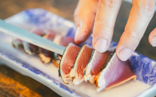 魚市場 の目利きが 厳選 本場 高知 の カツオのタタキ 約500g（ スライス済み タレ付き 血合い抜き ） 冷凍 海鮮 海の幸 魚 魚介 かつおのたたき かつお カツオ 鰹 たたき タタキ グルメ 新鮮 ごちそう 総菜 おかず 高知県 四万十市 四万十 しまんと 26-610