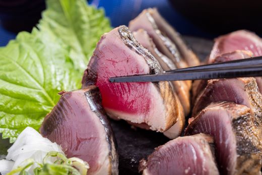 【3回定期便】本場高知の藁焼き鰹のたたき 約250g以上(節変動有) - 定期便 国産 タタキ 旨みを凝縮 カツオ かつお 小分けパック 海鮮 新鮮 魚介 産地直送 竜馬 龍馬の海鮮隊 野島水産 高知県 香南市 Wnz-0005