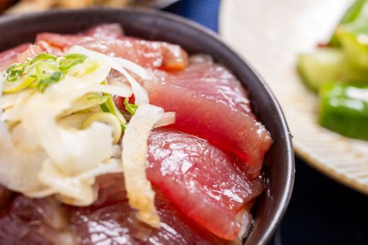 【12回定期便】マグロの刺身 スライス(80g×8袋) - 定期便 国産 食べやすい 海鮮丼 漬け丼 煮物 焼き物 鮪 まぐろ 小分けパック 海鮮 新鮮 魚介 産地直送 龍馬の海鮮隊 野島水産 高知県 香南市 Wnz-0060