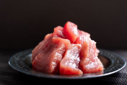 【12回定期便】〈月替わり〉まぐろ 3種 お楽しみセット - 国産 刺身スライス 柵 切り落とし 海鮮丼 漬け丼 煮物 鮪 マグロ カット済み 角切り 小分けパック 新鮮 魚介 産地直送 龍馬の海鮮隊 野島水産 高知県 香南市 Wnz-0119