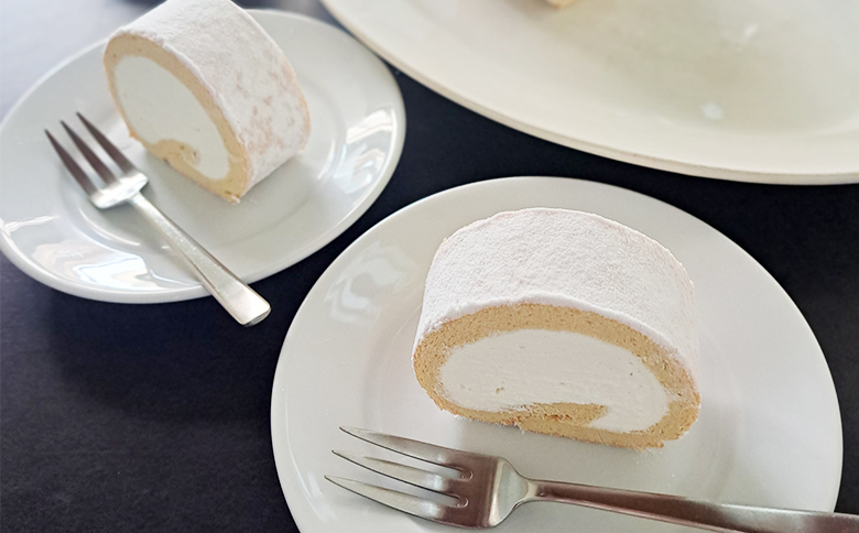 ロールケーキ 1本 14cm - 洋菓子 焼き菓子 おかし お菓子 スイーツ デザート 純生クリーム ケーキ ふわふわ mongo mongo 高知県 香南市 冷凍 mo-0006