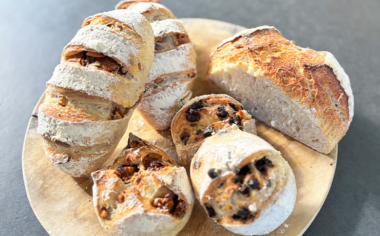 mongo mongoモンゴモンゴこだわりパンセット B 15個入り - 国産 北海道産 小麦 フランスパン 食パン 菓子パン 総菜パン 白パン 酵母パン ショコラ 詰め合わせ mongo mongo 高知県 香南市 冷凍 mo-0008