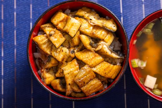 高知県産うなぎの白焼き きざみうなぎ 100g×4袋 蒲焼のタレ付き - 鰻 ウナギ 魚介 一口サイズ カット アレンジ うなぎ茶漬け ひつまぶし うな丼 う巻き 蒲焼のタレ付き 高知県 香南市 冷凍 yw-0104
