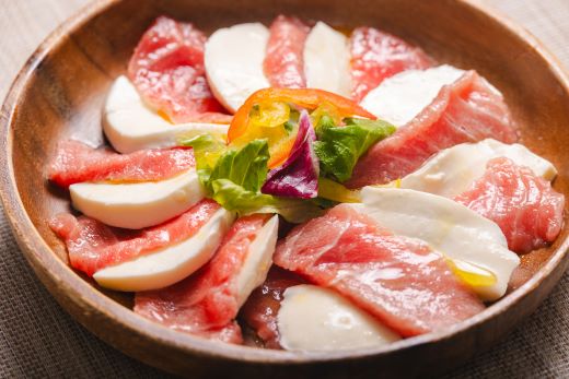 本まぐろ 中トロ 約250g 1冊 養殖 -  鮪 マグロ 中とろ 寿司 刺身 さしみ 海鮮丼 漬け丼 カルパッチョ おつまみ 新鮮 海産物 魚介 海の幸 オオジ 高知県 香南市 冷凍 oo-0026