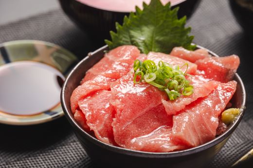 本まぐろ 中トロ 約250g 1冊 養殖 -  鮪 マグロ 中とろ 寿司 刺身 さしみ 海鮮丼 漬け丼 カルパッチョ おつまみ 新鮮 海産物 魚介 海の幸 オオジ 高知県 香南市 冷凍 oo-0026