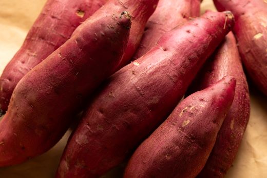 さつまいも(紅はるか) Mサイズ 2kg - サツマイモ さつま芋 野菜 焼き芋 やきいも 焼いも 蒸し芋 おやつ スイーツ スイートポテト 国産 アスタ農園 高知県 香南市【常温】 at-0007