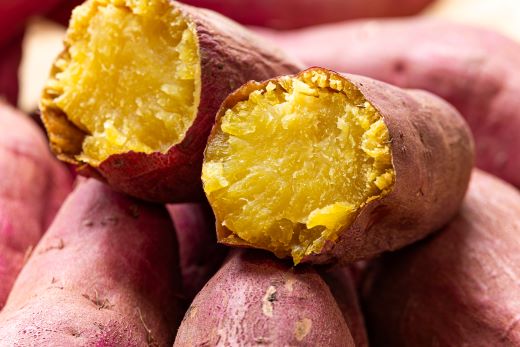 さつまいも(紅はるか) Mサイズ 2kg - サツマイモ さつま芋 野菜 焼き芋 やきいも 焼いも 蒸し芋 おやつ スイーツ スイートポテト 国産 アスタ農園 高知県 香南市【常温】 at-0007