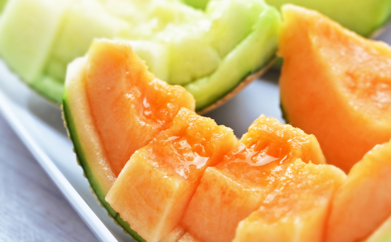 【12回定期便】一果相伝 青肉メロン 赤肉メロン 家庭用 1玉 交互にお届け - 定期便 果物 フルーツ めろん 青肉 赤肉 自宅用 ジューシー 果汁 至福 美味しい ソーダ ケーキ 篤農 産地直送 高知県 香南市 常温 Wtn-0053